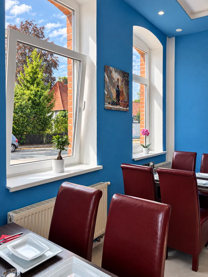 Tisch am hohen Fenster mit Blick ins Grüne