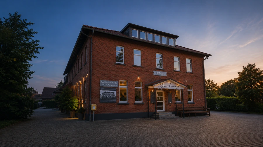 Gasthaus Kronenhof im Abendlicht — Backsteinfassade mit dem Eingang zur Speisekammer