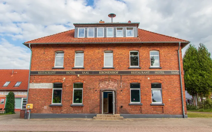 Gasthaus Kronenhof von vorn — Backsteinfassade mit dem Eingang