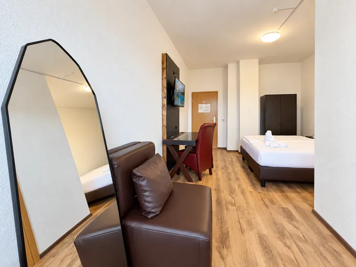 Großer Standspiegel und Sitzecke im Zimmer