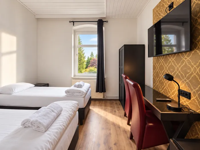 Schreibtisch mit Lampe vor der goldenen Wand